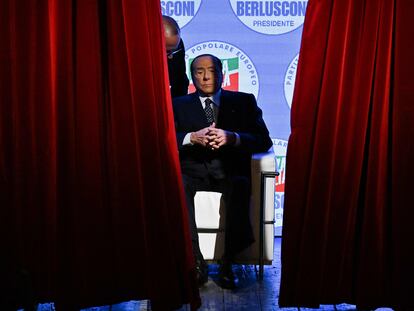 El líder de Forza Italia, Silvio Berlusconi, durante el acto de cierre de campaña en el teatro Manzoni de Milán, este viernes.