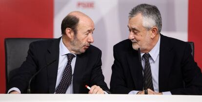 Rubalcaba conversa con Griñán durante la Ejecutiva Federal.