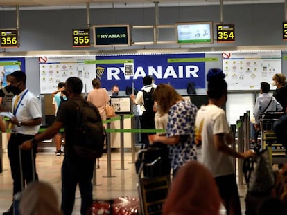 Viajeros ante los puestos de facturación de Ryanair en Madrid-Barajas.