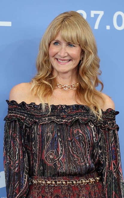 Otra de las protagonistas de 'Jay Kelly' es Laura Dern, quien posó para los periodistas con un fabuloso conjunto bohemio de Yves Saint Laurent, compuesto de blusa campesina con hombros descubiertos y falda vaporosa.