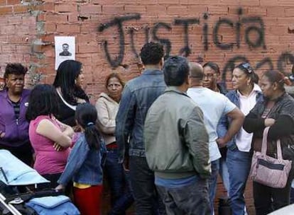 Familiares y amigos del hombre tiroteado el viernes se concentran en el lugar del crimen, en Tetuán.