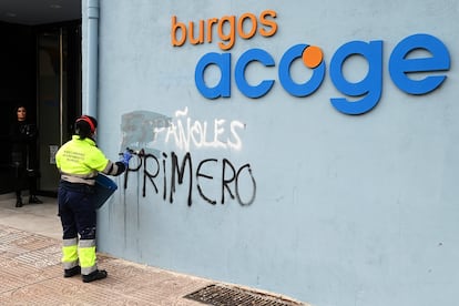 Una operaria borra una pintada racista en la sede de la ONG 'Burgos acoge', este miércoles en Burgos.