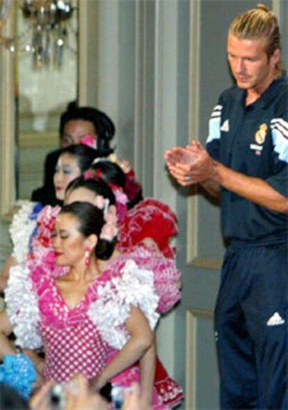 Un grupo de bailarinas japonesas disfrazadas de sevillanas bailan para los jugadores del Real Madrid a su llegada a Tokio.