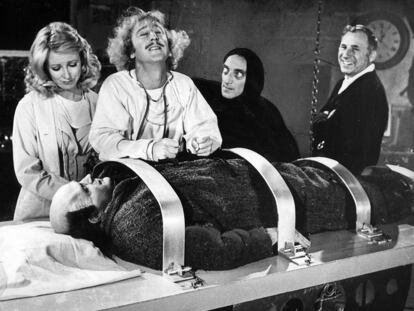 Teri Garr, Gene Wilder y Marty Feldman en el rodaje de 'El jovencito Frankenstein' junto a Brooks.