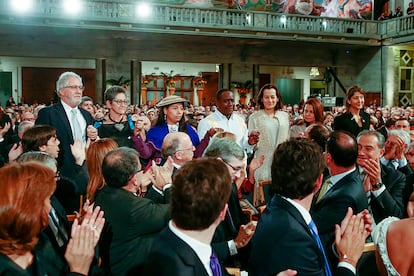 Con las manos entrelazadas, Pastora Mira García, Leyner Palacios, Liliana Pechené, Fabiola Perdomo, Ingrid Betancourt, Clara Rojas y Héctor Abad Faciolince aguantaron emocionados una ovación que se prolongó durante más de medio minuto.