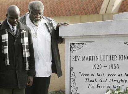 James Orange, a la derecha, junto a la tumba de Martin Luther King y Coretta Scott King en Atlanta en 2007.