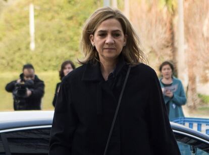 La infanta Cristina, que se sienta en el banquillo acusada de cooperar en delitos fiscales con su esposo, Iñaki Urdangarin, a su llegada a la Audiencia de Palma.