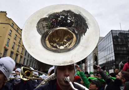 Banda de música de una universidad estadounidense participa en el desfile anual de San Patricio en Dublín (Irlanda).