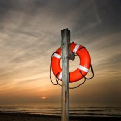 Un salvavidas en una playa