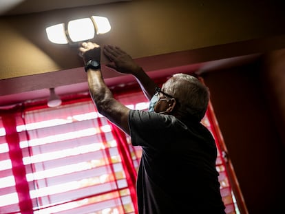 Domingo Costas Feliciano muestra cómo instaló unas luces solares para lidiar con los constantes apagones en el sistema eléctrico de Puerto Rico.