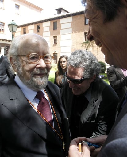 El cantante Miguel Ríos (c) junto a Caballero Bonald tras recibir el Premio Cervantes 2012.