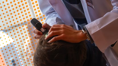 Según el estudio de Olistic, los problemas capilares más comunes en la actualidad son la pérdida de pelo (38%) y la debilidad o cabello quebradizo (31%). Pero solo un 23% de las mujeres españolas acude al dermatólogo cuando tiene un problema capilar.