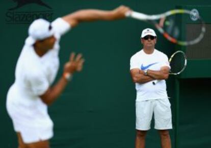 Toni Nadal observa un entrenamiento de su sobrino