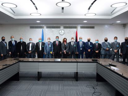 La representante especial de la ONU en Libia, Stephanie Williams (en el centro), junto a los representantes de las dos partes que han firmado el alto el fuego, este lunes en Ginebra.