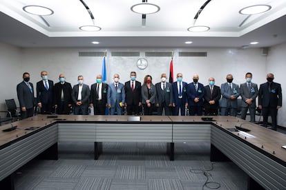 La representante especial de la ONU en Libia, Stephanie Williams (en el centro), junto a los representantes de las dos partes que han firmado el alto el fuego, este lunes en Ginebra.