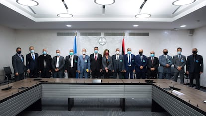 La representante especial de la ONU en Libia, Stephanie Williams (en el centro), junto a los representantes de las dos partes que han firmado el alto el fuego, este lunes en Ginebra.