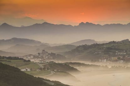 Sería difícil subir un paso procesional a estas escarpadas montañas. Este macizo montañoso entre las provincias de Asturias, León y Cantabria, a la sazón Parque Natural, cuenta entre sus atracciones silvestres los Lagos de Covadonga, el monte Naranjo de Bulnes, la Ruta del Cares o la visita a pueblos como Potes, Fuente De o Cabrales. Eso sin contar con la poderosa gastronomía asturiana. No muy lejos, en la costa, están las inspiradoras playas de Llanes (aunque por ahí ya se pueden encontrar procesiones).