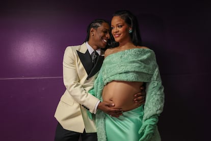 Tras la ceremonia, posó con A$AP Rocky en el 'backstage' del Teatro Dolby de Los Ángeles. Su conjunto verde menta de falda y cuerpo firmado por Bottega Veneta enfatizaba el volumen de su tripa.