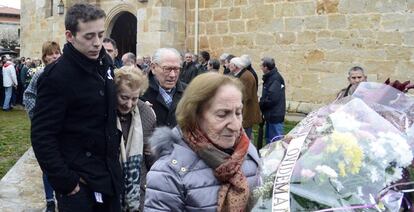 A la izquierda, el padre de la niña, este viernes, en Hontoria del Pinar (Burgos).