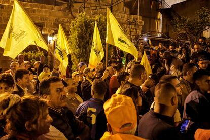 Partidarios de Hezbolá esperan resultados de las elecciones parlamentarias a las puertas de la casa de uno de sus candidatos, el exministro Gibran Bassil, en la ciudad de Batrún el pasado lunes.