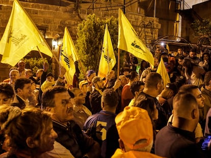 Partidarios de Hezbolá esperan resultados de las elecciones parlamentarias a las puertas de la casa de uno de sus candidatos, el exministro Gibran Bassil, en la ciudad de Batrún el pasado lunes.