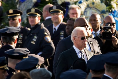 El vicepresidente de EE UU, Joe Biden (con gafas oscuras) a su llegada al funeral por el policía asesinado.