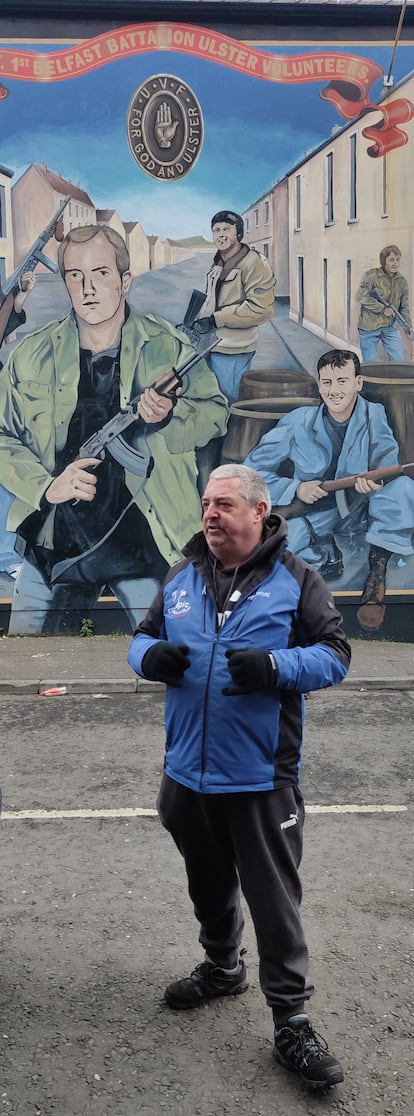 Mark, el guía unionista del paseo por Belfast, ante un mural del barrio protestante