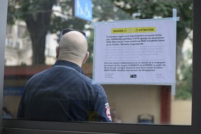 Un cartel advierte a los usuarios del tren de vía estrecha de San Sebastián de que el último tramo hasta Francia está cortado.