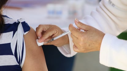 Trabajadores de la salud aplican vacuna para el sarampión, tétanos y neumococo en el ISSSTE de Cancún.