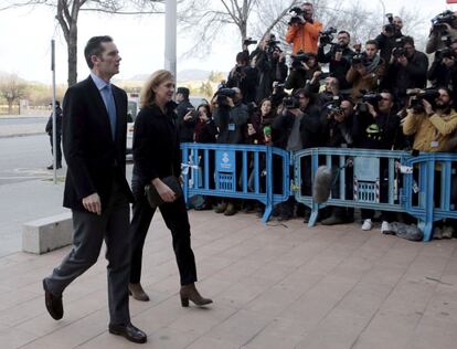 urdangarin y Cristina de Borbón su llegada a la Audiencia de Palma en el desarrollo del juicio del caso Nóos. Las magistradas Samantha Romero, Eleonor Moyà y Rocío Martín han juzgado la presunta trama urdida para beneficiar con fondos públicos a entidades creadas por Urdangarin y su exsocio, Diego Torres.