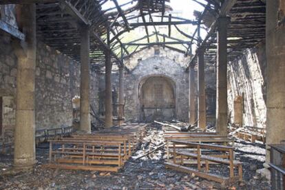 Interior de la capilla de Os Remedios de Ourense tras el incendio.