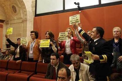 Un grupo de personas protestó ayer durante la sesión parlamentaria contra la moción de censura en Gibraleón.