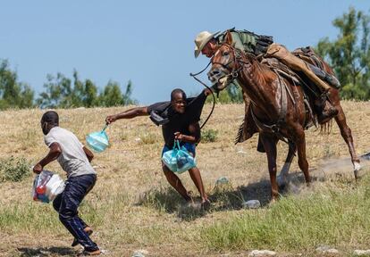 Un agente de la Patrulla Fronteriza de Estados Unidos a caballo intenta evitar que un migrante haitiano ingrese a un campamento a orillas del Río Grande cerca del Puente Internacional Acuña del Río en Del Río, Texas, el 19 de septiembre.