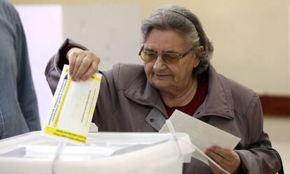 Una mujer vota este domingo en la ciudad bosnia de Banja Luka.