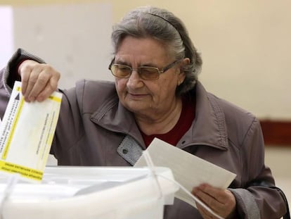 Una mujer vota este domingo en la ciudad bosnia de Banja Luka.