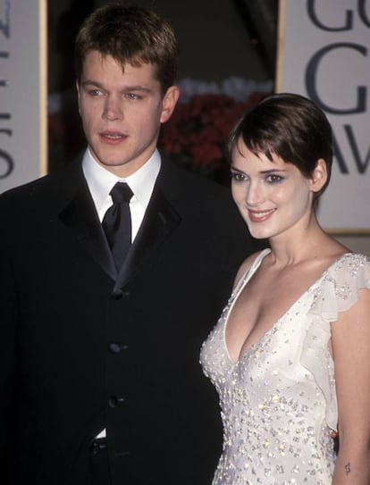 Fue Gwyneth Paltrow quien les presentó y, mientras duró su noviazgo, Winona Ryder (Minnesota, 45 años) y Matt Damon (Massachusetts, 46 años) se dejaron ver en alfombras rojas deslumbrando por su estilo y su palidez a dúo. Aquello duró dos años, hasta que Damon dio por finalizada la relación coincidiendo, casualidades que tiene la vida, con el momento en el que el actor conoció a Penélope Cruz. Aunque su romance con la española tampoco duró mucho. Fue la decoradora argentina Luciana Barroso quien le conquistó finalmente y con la que se casó en 2005, teniendo dos hijos. Por su parte, Ryder, que nunca se ha casado ni tiene hijos, sale desde 2011 con el diseñador Scott Mackinlay Hahn.