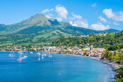 La bahía de Saint Pierre, en la isla de Martinica. Al fondo, vista del monte Pelée.