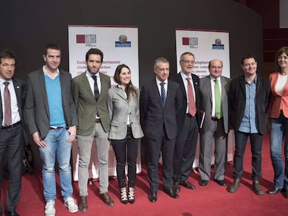 El lehendakari en el centro con los portavoces parlamentarios en el Palacio Europa de Vitoria