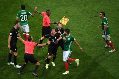 Bem que o trio de arbitragem tentou separar os marmanjos...