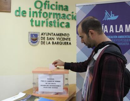 Un hombre vota en la Oficina de Turismo de San Vicente de la Barquera.