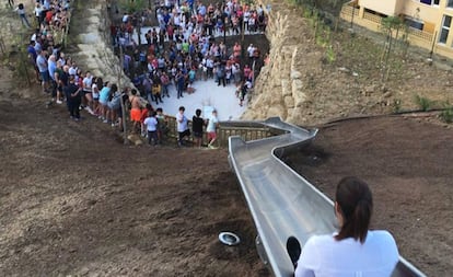 Una de las vecinas de Estepona, este jueves en el tobogán.