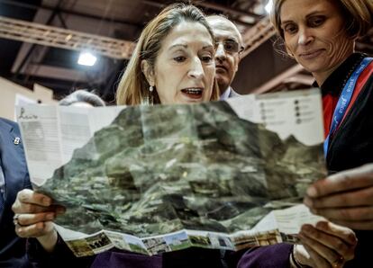 La ministra de Fomento, Ana Pastor, durante la visita que ha realizado hoy a la Feria Internacional de Turismo.