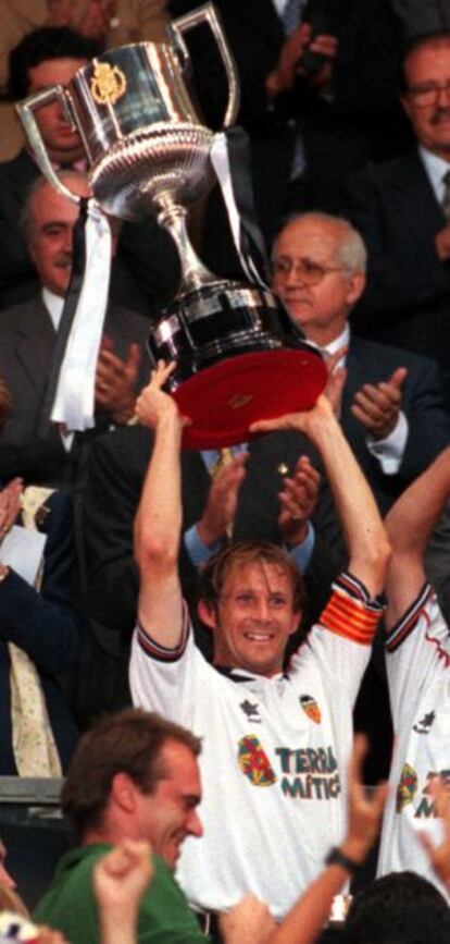Mendieta, con la Copa ganada en 1999 al Atlético.