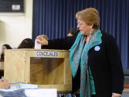 La presidenta Bachelet emite su voto en Santiago de Chile. 