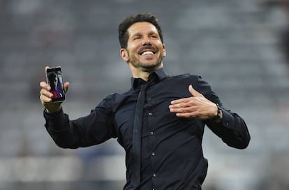 Al término de la semifinal de la Champions disputada en Múnich que supuso la segunda final de la Champions en tres años, Simeone se puso en contacto mediante una videollamada con su hijo Giovanni. En la sala de prensa agradeció a sus jugadores, sobre todo a los que llevaban con el desde que llegó al club, la exigencia soportada, que se resume en la frase de uno de ellos: "En estos cinco años con Simeone no sé si estoy más cansado mental o físicamente".