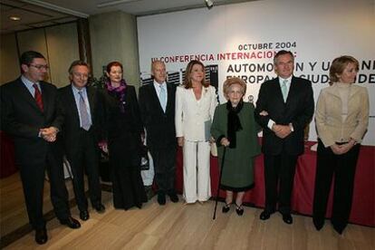 De izquierda a derecha, Alberto Ruiz-Gallardón, Rafael Moneo, Elena Ochoa, Norman Foster, Mariluz Barreiros, María Dorinda Ramos (viuda de Eduardo Barreiros), José Manuel Martínez y Esperanza Aguirre, ayer en la inauguración de la III Conferencia Internacional sobre Automoción y Urbanismo.