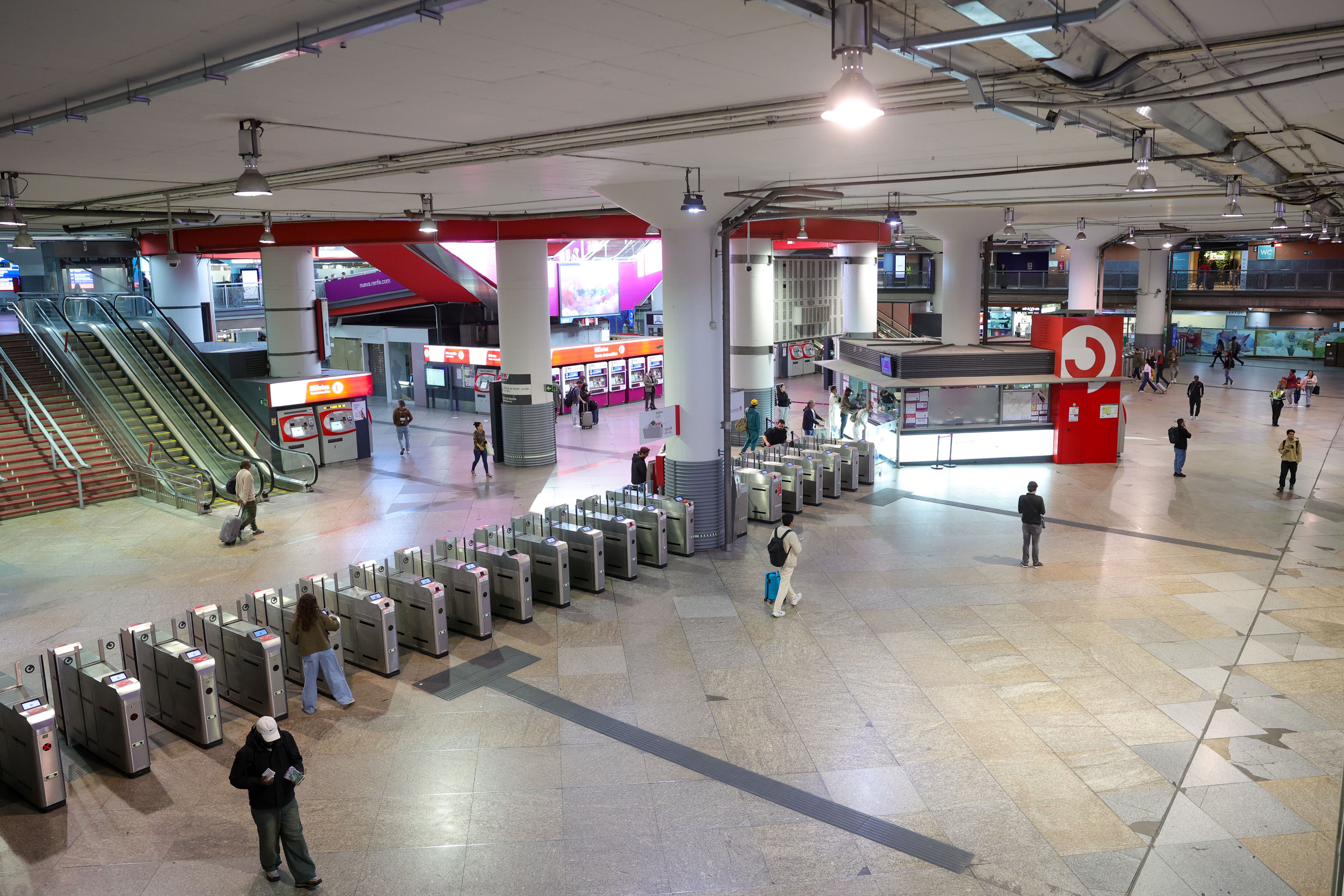 Suspendidas las líneas C1, C3, C4 y C8 de Cercanías Madrid por huelga de maquinistas: “Te armas de paciencia”