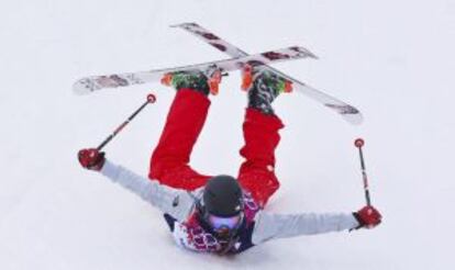 La estadounidense Devin Logan se desliza hacia la meta tras caer en su salto final en la prueba de slopestyle femenino de esquí acrobático.