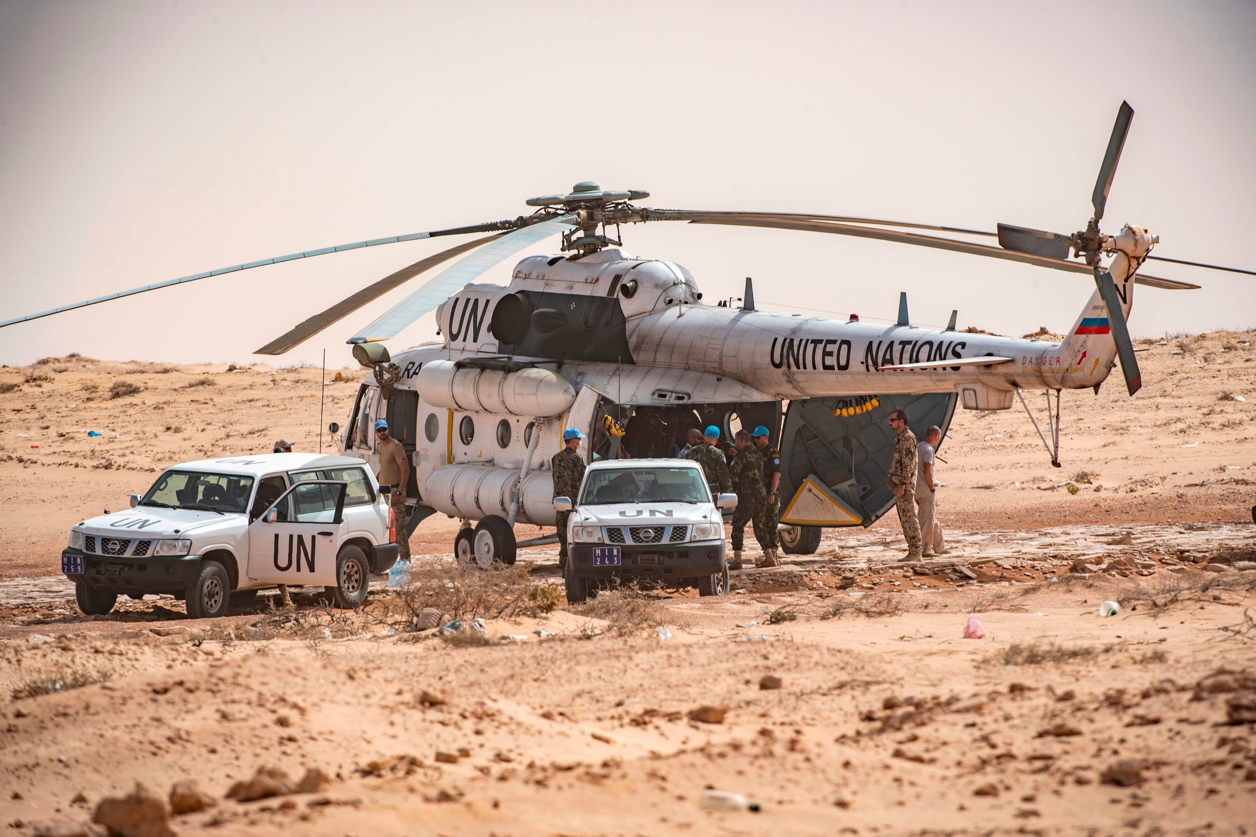 Personal de Minurso, la misión de la ONU para el Sáhara Occidental, en la frontera entre Marruecos y Mauritania en noviembre de 2020.