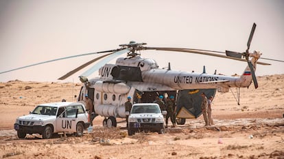 Personal de Minurso, la misión para el Sáhara Occidental, supervisa un paso fronterizo entre Marruecos y Mauritania, en noviembre pasado.